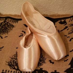 Bloch demi pointe shoes